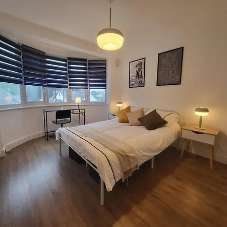4 Bedroom House - Free Parking, Great Access To London, Herts, Essex Enfield Exterior photo