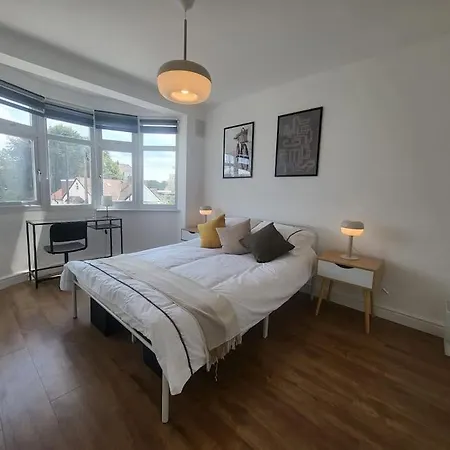 4 Bedroom House - Free Parking, Great Access To London, Herts, Essex Enfield Exterior photo