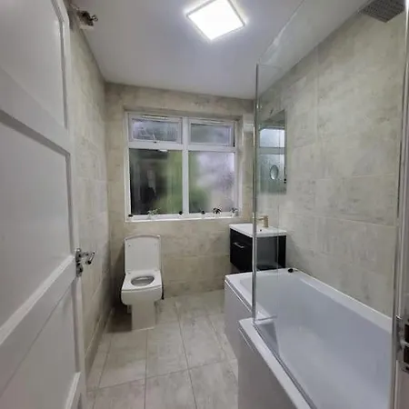 4 Bedroom House - Free Parking, Great Access To London, Herts, Essex Enfield Exterior photo