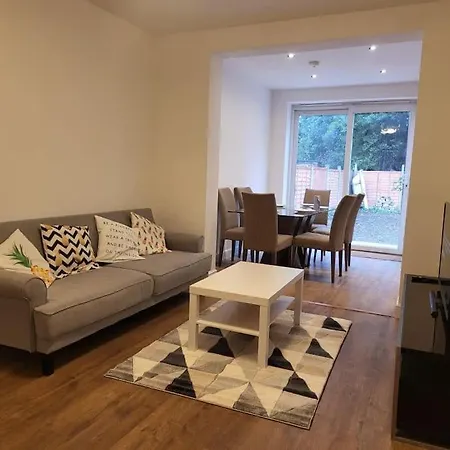 4 Bedroom House - Free Parking, Great Access To London, Herts, Essex Enfield Exterior photo