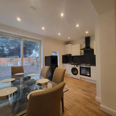 4 Bedroom House - Free Parking, Great Access To London, Herts, Essex Enfield Exterior photo