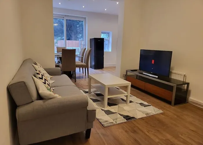 4 Bedroom House - Free Parking, Great Access To London, Herts, Essex