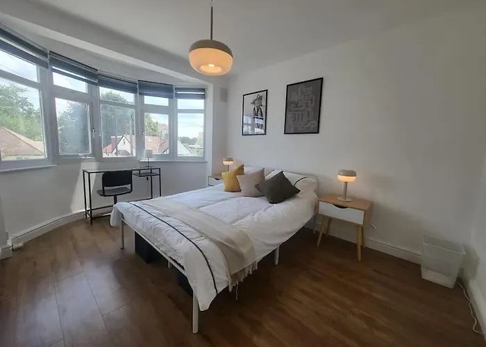 4 Bedroom House - Free Parking, Great Access To London, Herts, Essex