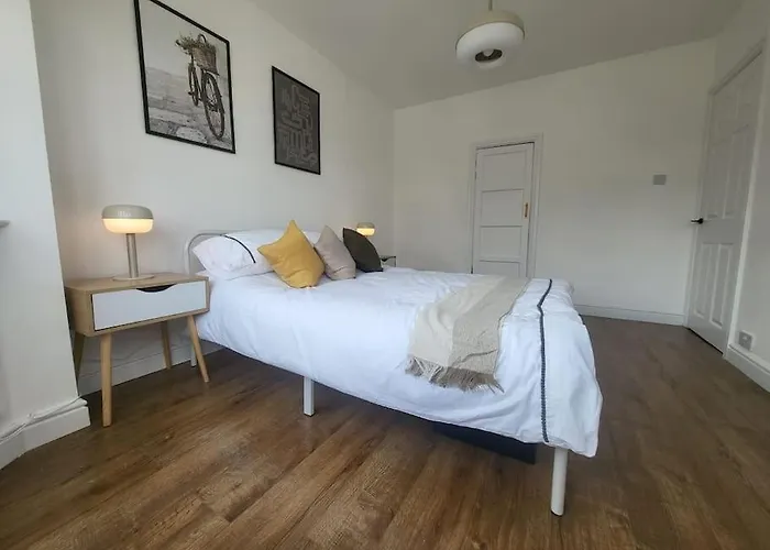 4 Bedroom House - Free Parking, Great Access To London, Herts, Essex