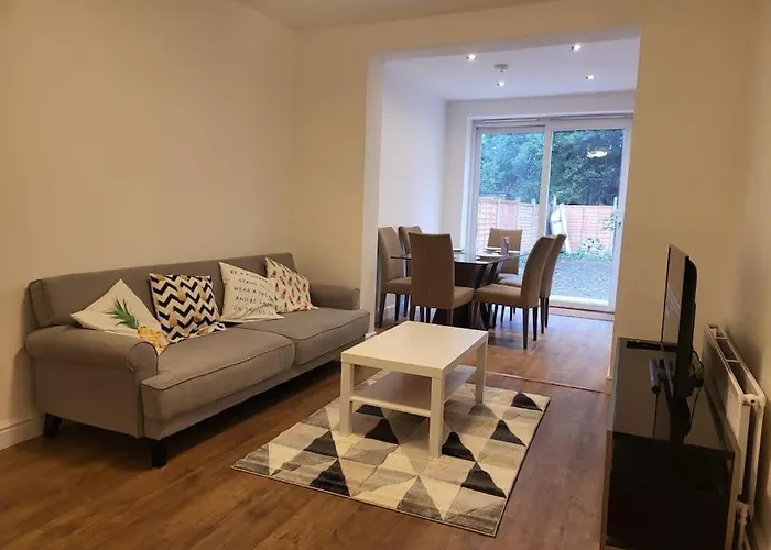 4 Bedroom House - Free Parking, Great Access To London, Herts, Essex