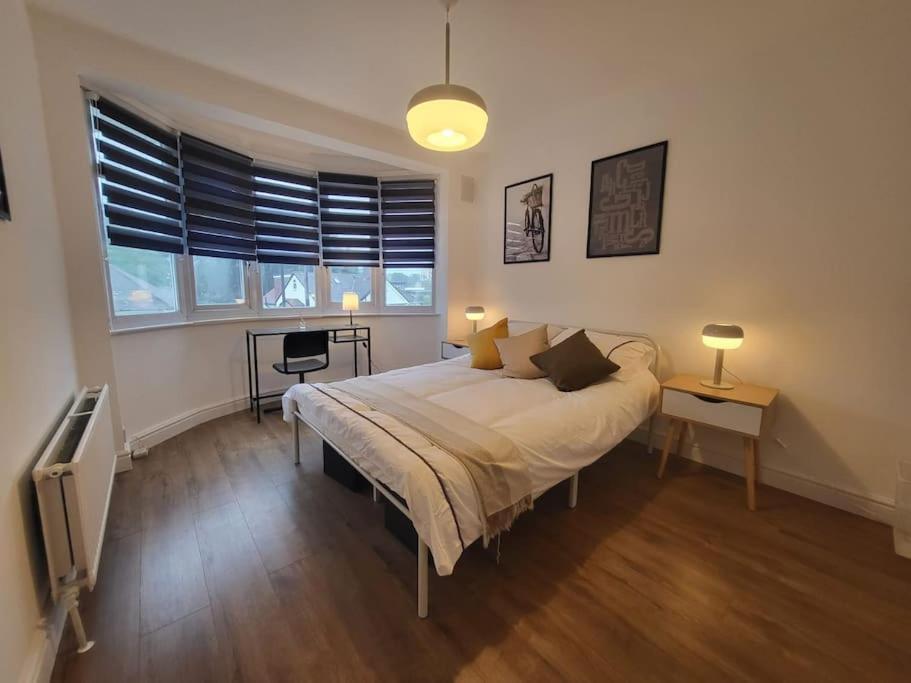 4 Bedroom House - Free Parking, Great Access To London, Herts, Essex