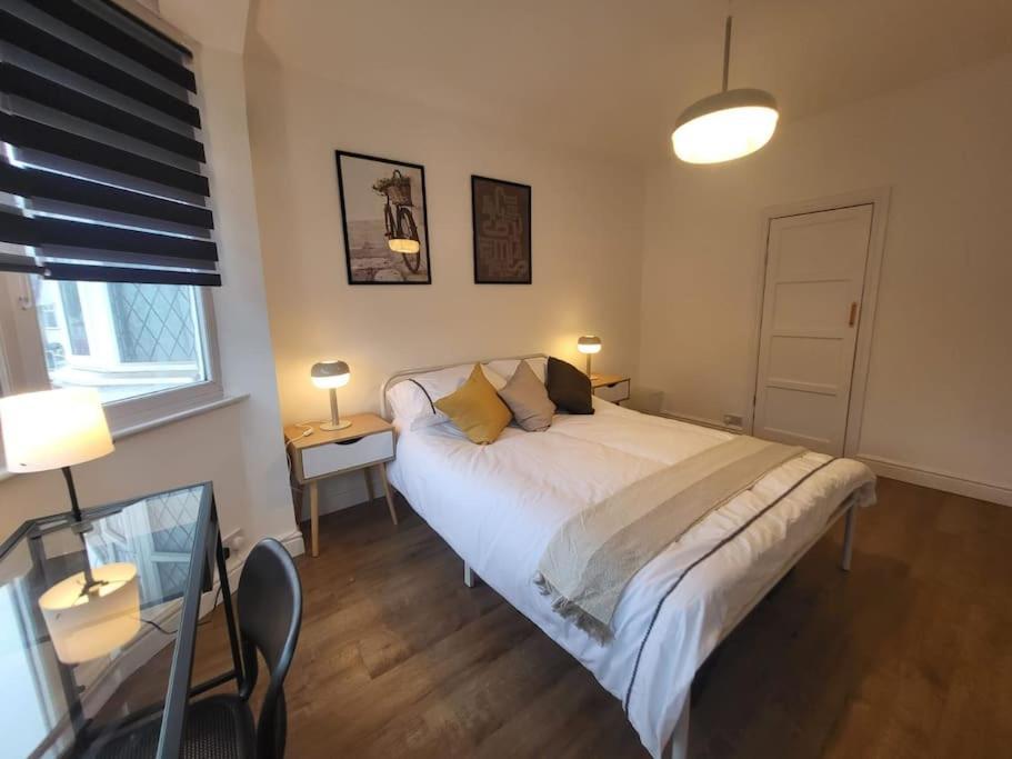 4 Bedroom House - Free Parking, Great Access To London, Herts, Essex Apartment Enfield