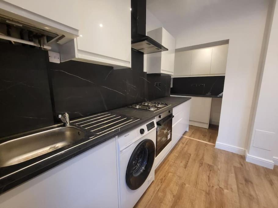 4 Bedroom House - Free Parking, Great Access To London, Herts, Essex Apartment Enfield