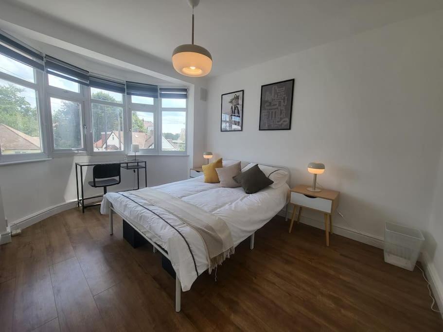 4 Bedroom House - Free Parking, Great Access To London, Herts, Essex Apartment