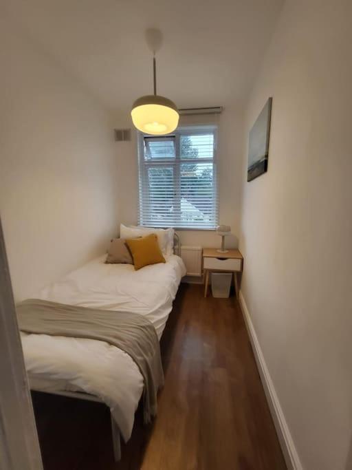 Apartment 4 Bedroom House - Free Parking, Great Access To London, Herts, Essex *