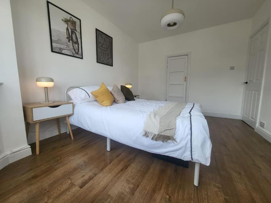 Apartment 4 Bedroom House - Free Parking, Great Access To London, Herts, Essex