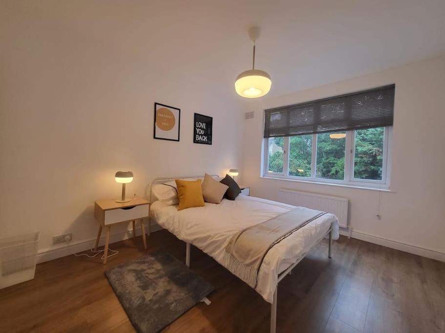 4 Bedroom House - Free Parking, Great Access To London, Herts, Essex Apartment *