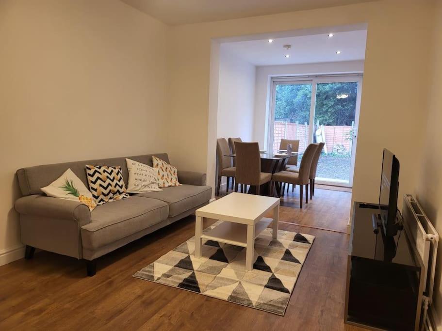 Apartment 4 Bedroom House - Free Parking, Great Access To London, Herts, Essex