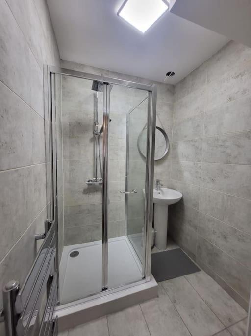 Apartment 4 Bedroom House - Free Parking, Great Access To London, Herts, Essex *