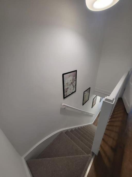 Apartment 4 Bedroom House - Free Parking, Great Access To London, Herts, Essex