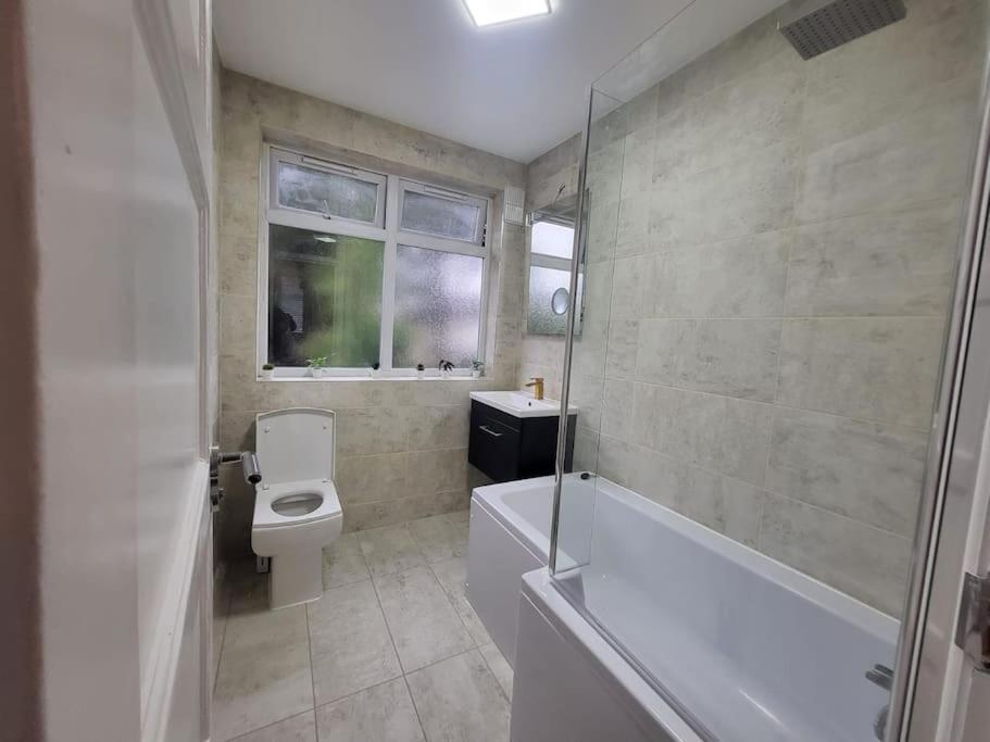 4 Bedroom House - Free Parking, Great Access To London, Herts, Essex