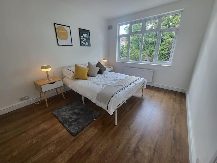 4 Bedroom House - Free Parking, Great Access To London, Herts, Essex