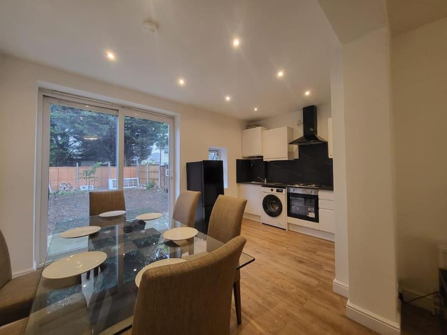 4 Bedroom House - Free Parking, Great Access To London, Herts, Essex * Enfield