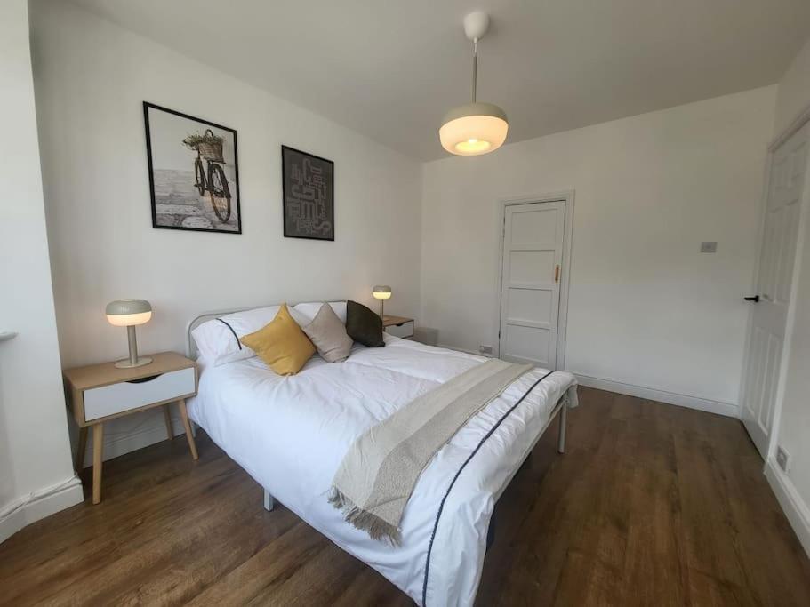 4 Bedroom House - Free Parking, Great Access To London, Herts, Essex Apartment Enfield