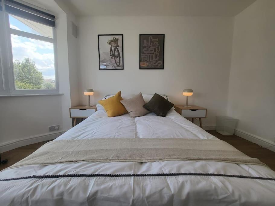 Apartment 4 Bedroom House - Free Parking, Great Access To London, Herts, Essex *