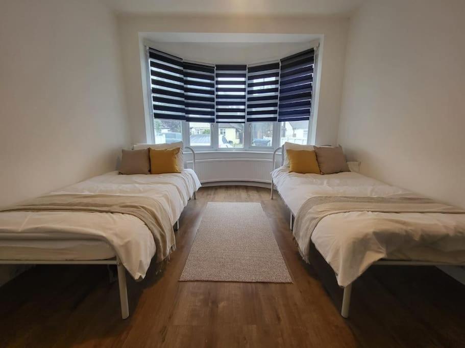 4 Bedroom House - Free Parking, Great Access To London, Herts, Essex