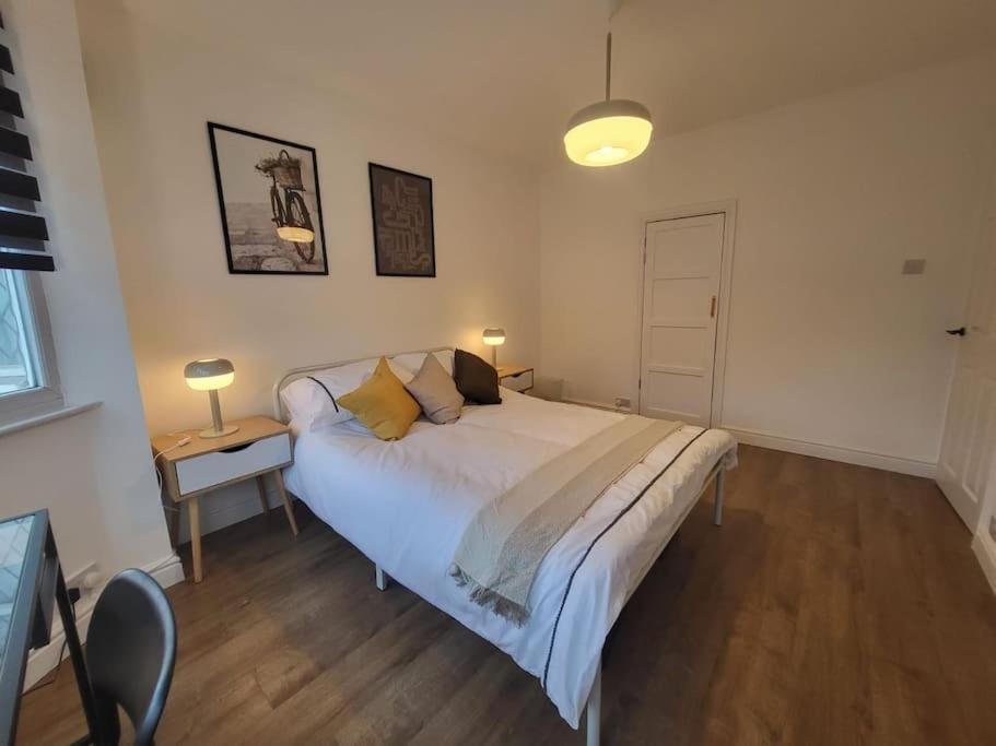 Apartment 4 Bedroom House - Free Parking, Great Access To London, Herts, Essex
