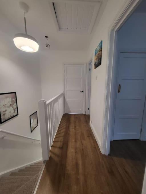 4 Bedroom House - Free Parking, Great Access To London, Herts, Essex Enfield