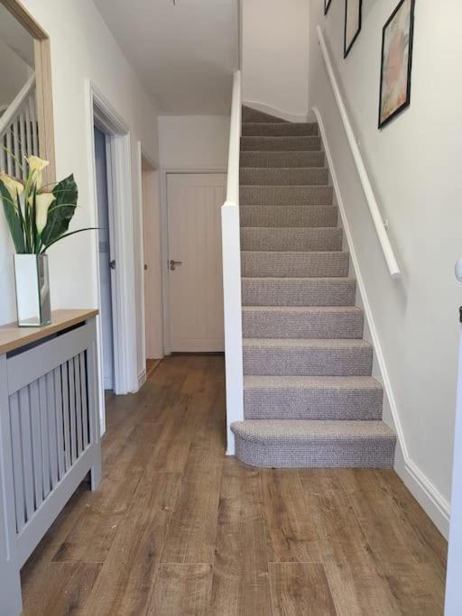 4 Bedroom House - Free Parking, Great Access To London, Herts, Essex Apartment