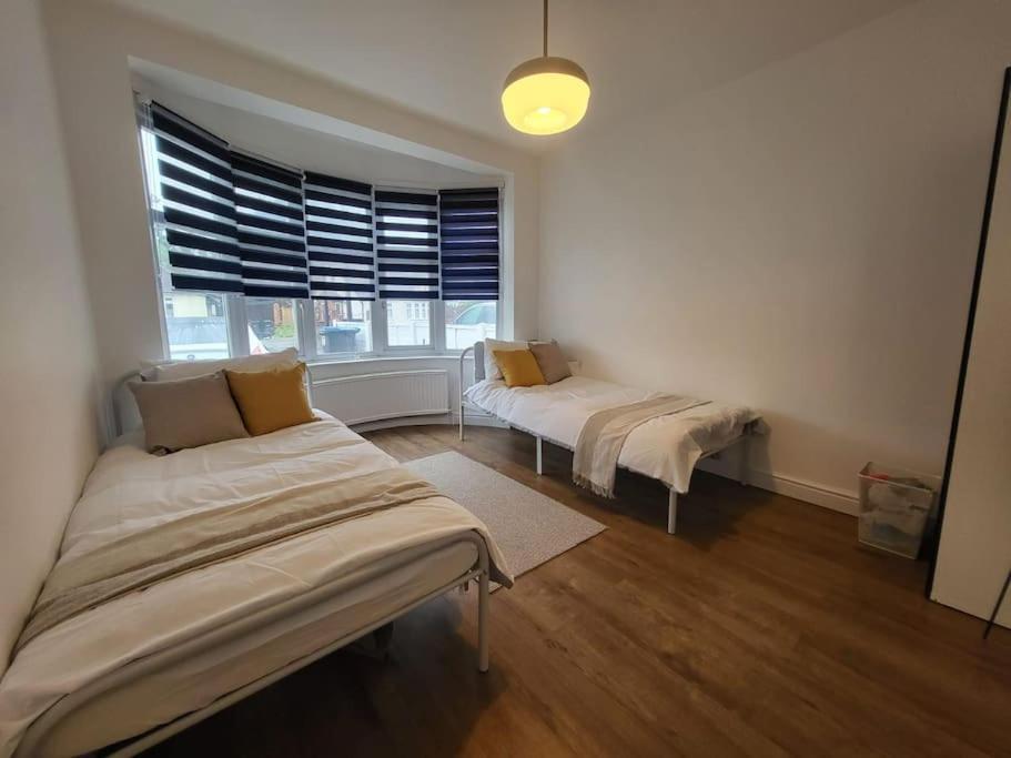 4 Bedroom House - Free Parking, Great Access To London, Herts, Essex