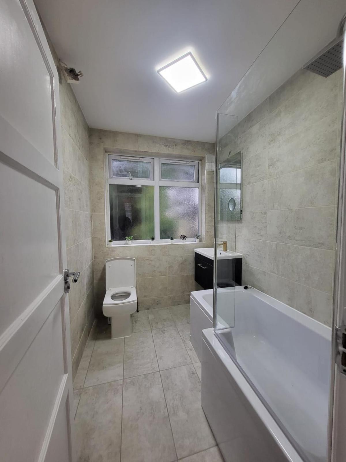 4 Bedroom House - Free Parking, Great Access To London, Herts, Essex Enfield