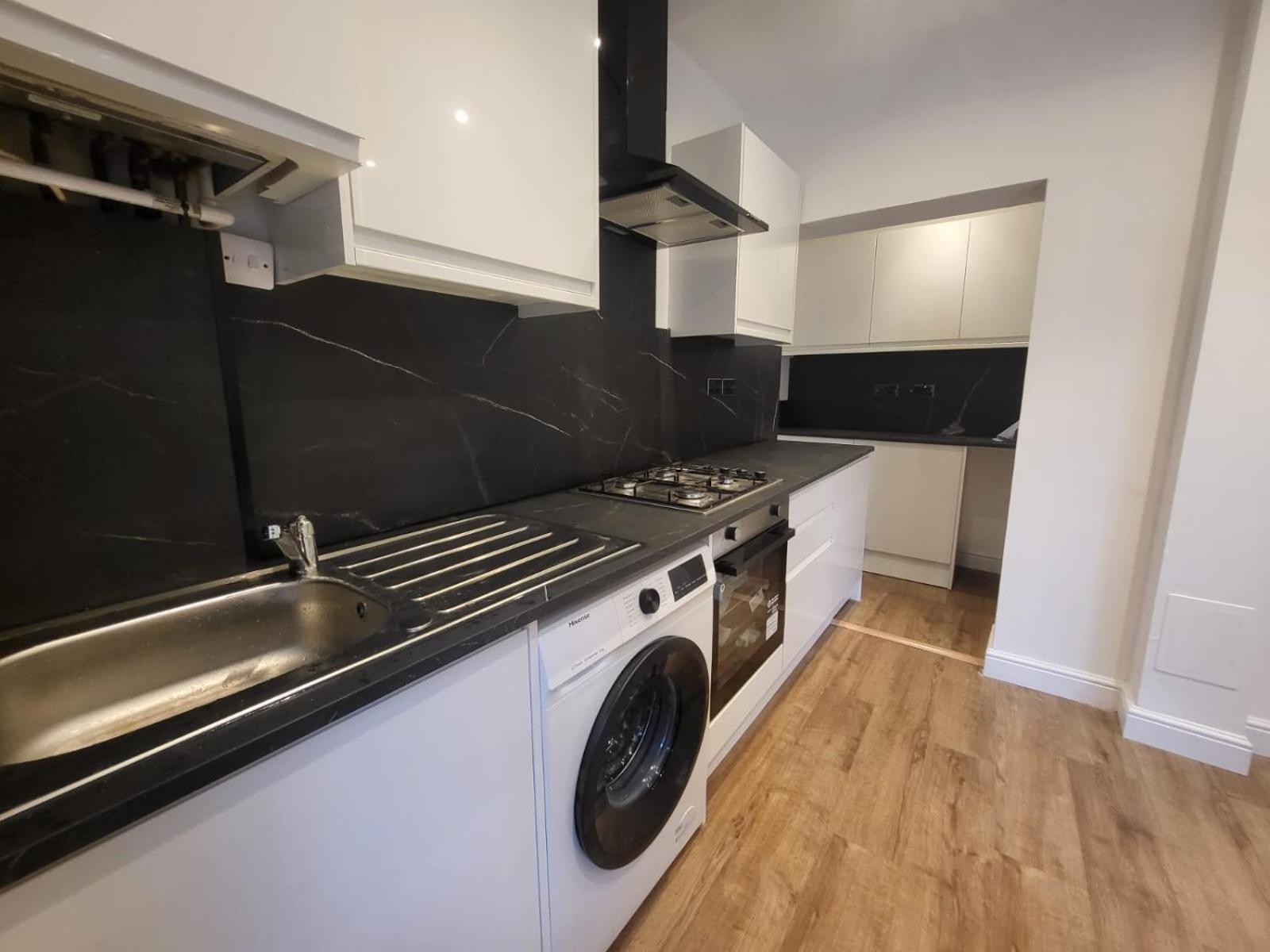 4 Bedroom House - Free Parking, Great Access To London, Herts, Essex